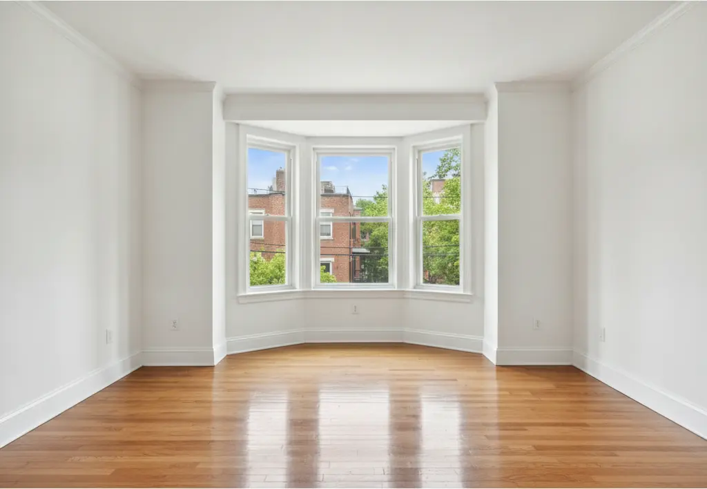 Apartamento vazio e claro em Boston com piso de madeira e janelas limpos depois de uma limpeza profissional