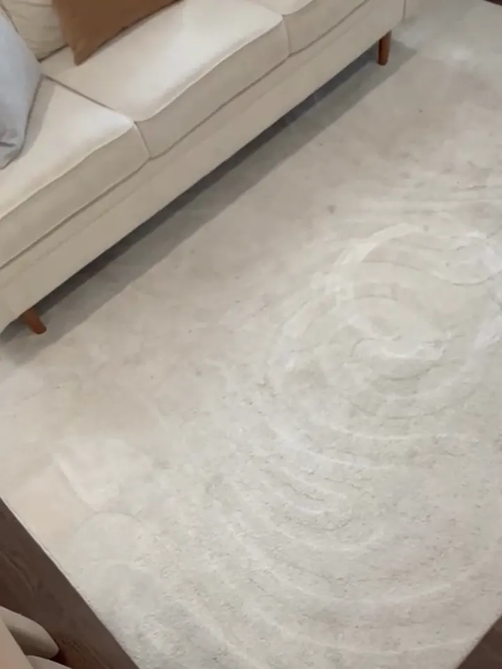 Tapete claro com marcas de sujeira numa sala antes da limpeza